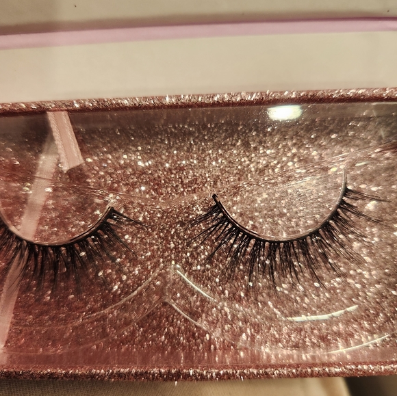 Lashaholic luxury lashes - Picture 3 of 4